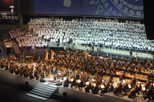  Vokālsimfoniskās mūzikas koncerts «Arēnā «Rīga»» 3. jūlija vakarā klausītājus pārsteidza ne tikai ar saturisko, bet arī ar vizuālo noformējumu. 
Autors: Ivars Bogdanovs