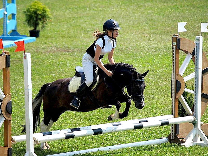 Laura Žižņauska ar poniju Jota šķēršļu trasē. 
Autors:  Foto no Velgas Marčenkovas albuma. 