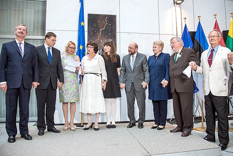 Pie «Baltijas ceļa» plāksnes skan «Atmostas Baltija», ko, sadevušies rokās, dzied arī Latvijas Ministru prezidents Valdis Dombrovskis (otrais no kreisās), deputāte un sarīkojuma iniciatore Sandra Kalniete (ceturtā no kreisās), EP prezidents Martins Šulcs (ceturtais no labās), viņam līdzās – Lietuvas Valsts prezidente Daļa Grībauskaite, leģendārais «Sajūdis» aktīvists Vītauts Landsberģis (otrais no labās).
Autors: no S. Kalnietes biroja arhīva