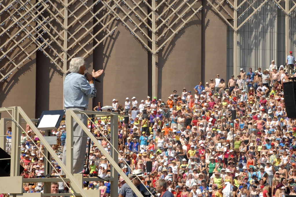 Dziesmu svētku lielo kopkori mēģinājumā diriģē goda virsdiriģents Gido Kokars. Sekojot viņa norādēm, koristi pilnveido Zigmara Liepiņa dziesmu «Svētī debesīs šo zemi». 
Autors: Ivars Bogdanovs