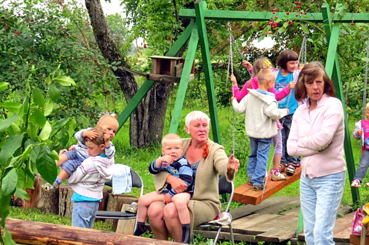 «Muzikantos» jauki laiku pavadīja Lilita Seržāne (centrā) ar audžubērniem un liepājnieces Margitas Grulles (no labās) audžuģimene.
Autors: Foto no Seržānu audžuģimenes albuma.