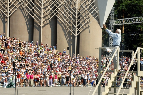 Dziesmu svētku lielo kopkori mēģinājumā diriģē Goda virsdiriģents Gido Kokars. Sekojot viņa norādēm, koristi pilnveido Zigmara Liepiņa dziesmu «Svētī debesīs šo zemi».
Autors: Foto – IVARS BOGDANOVS
