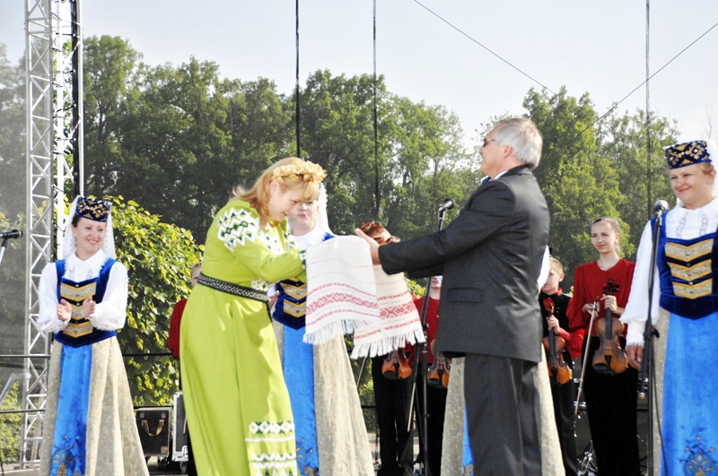 Svisločas delegācija Rundāles novada svētkos šogad 1. jūnijā atvedusi muzikālus sveicienus un sālsmaizi, ko pasniedz Rundāles novada domes priekšsēdētājam Aivaram Okmanim.
Autors: IVARS BOGDANOVS