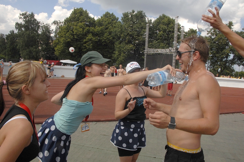 «Mēmelītes» dejotājam Matīsam Vīksnam ir ļoti karsti. Viņam atvēsināties palīdz kolektīva meitenes.
Autors: Ivars Bogdanovs