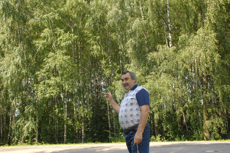 Uzvarietis Nikolajs Ševerjovs norāda uz birztalu ciema malā, kur šopavasar krauķi triju dienu laikā izveidojuši vairāk kā 20 ligzdu. No turienes viņi pārņēmuši savā varā visu Uzvaras centru. 


Autors: Ivars Bogdanovs