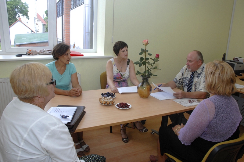 Bauskas novada izglītības nodaļas vadītājs Ģirts Bernauts izdalījis dokumentus pilsētu skolu pārstāvjiem. Pēc tam notiek lietišķa saruna par mācību iestāžu turpmāko darbu. 
Autors: Ivars Bogdanovs