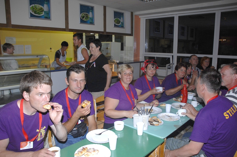 Pēc vakara mēģinājuma jau pēc pusnakts skolā ieradušies Stelpes dejotāji. Par vakariņām neviens nesūdzas.
Autors: Ivars Bogdanovs