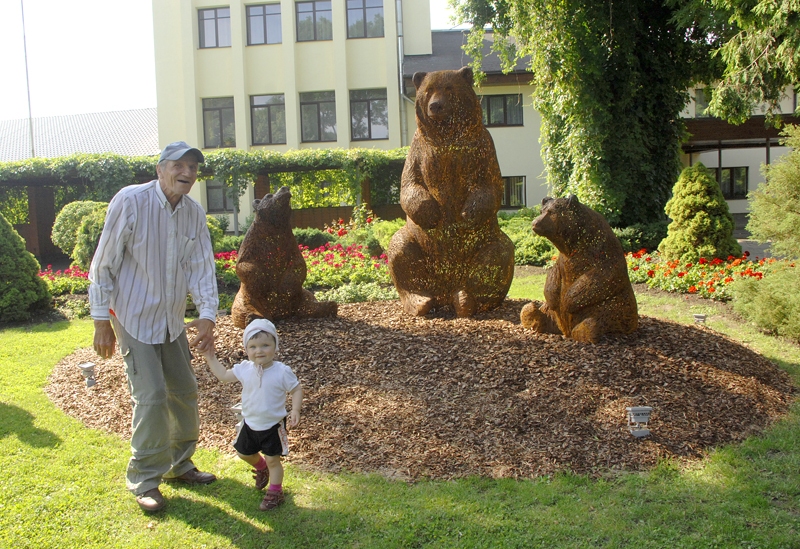 Skulptūru grupa «Lāči» kļuvusi par uzvariešu iecienītu apskates objektu. Ar metālā veidotajiem meža zvēriem sarunāties atnācis mazais Leonards un viņa vecaistēvs Aleksandrs Ivanovs. 
Autors: Ivars Bogdanovs