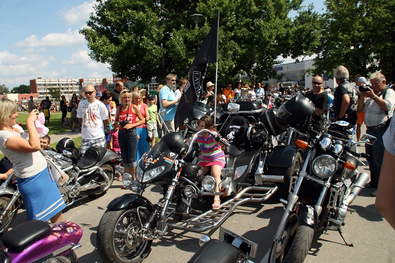 Baušķenieka Valda Vilka tricikls ar kluba «Bucefals» karogu vienmēr piesaista publikas uzmanību.
Autors: Uldis Varnevičs