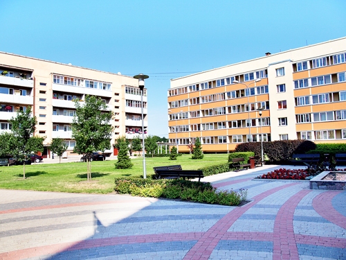 Abi daudzdzīvokļu nami pērn izskatījās vienādi noplukuši, bet tagad Skolas ielas 2. māja (pa labi) ieguvusi jaunu izskatu un par pusi labāku siltumnoturību.
Autors: FOTO – ANTRA ĒRGLE