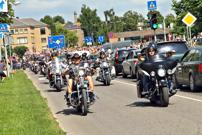 Pa Bauskas ielām braucienā dodas simti motociklistu.
Autors: Uldis Varnevičs
