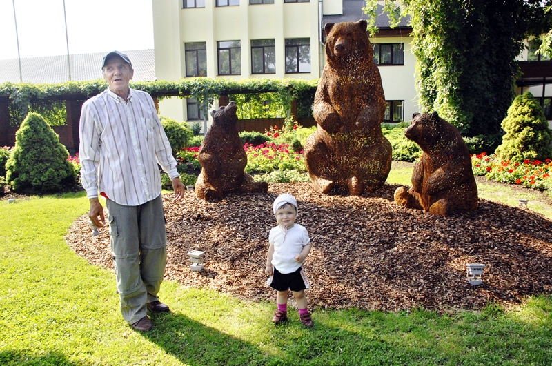 Skulptūru grupa «Lāči» kļuvusi par uzvariešu iecienītu apskates objektu. Ar metālā veidotajiem meža zvēriem sarunāties atnācis mazais Leonards un viņa vecaistēvs Aleksandrs Ivanovs. 
Autors: Foto – IVARS BOGDANOVS