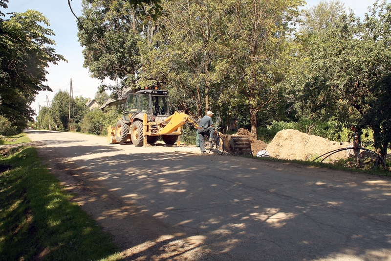 Skaistkalnes ciemā ūdenssaimniecības būvdarbi notiek mierīgi un nesteidzīgi.
Autors: Foto – ULDIS VARNEVIČS