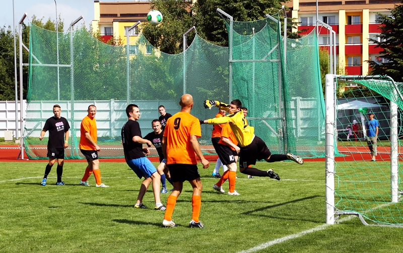 Dāvis Beimo (dzeltenā tērpā), komandas «Rainis» vārtsargs, ar rokām aizsit bumbu prom no vārtiem. 
Autors: Uldis Varnevičs