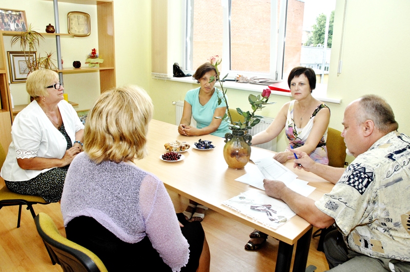Ģirts Bernauts, Bauskas novada izglītības nodaļas vadītājs, izdalījis dokumentus pilsētas vidusskolu pārstāvēm. Pēc tam notiek lietišķa saruna par mācību iestāžu turpmāko darbu.
Autors: Foto – Ivars Bogdanovs