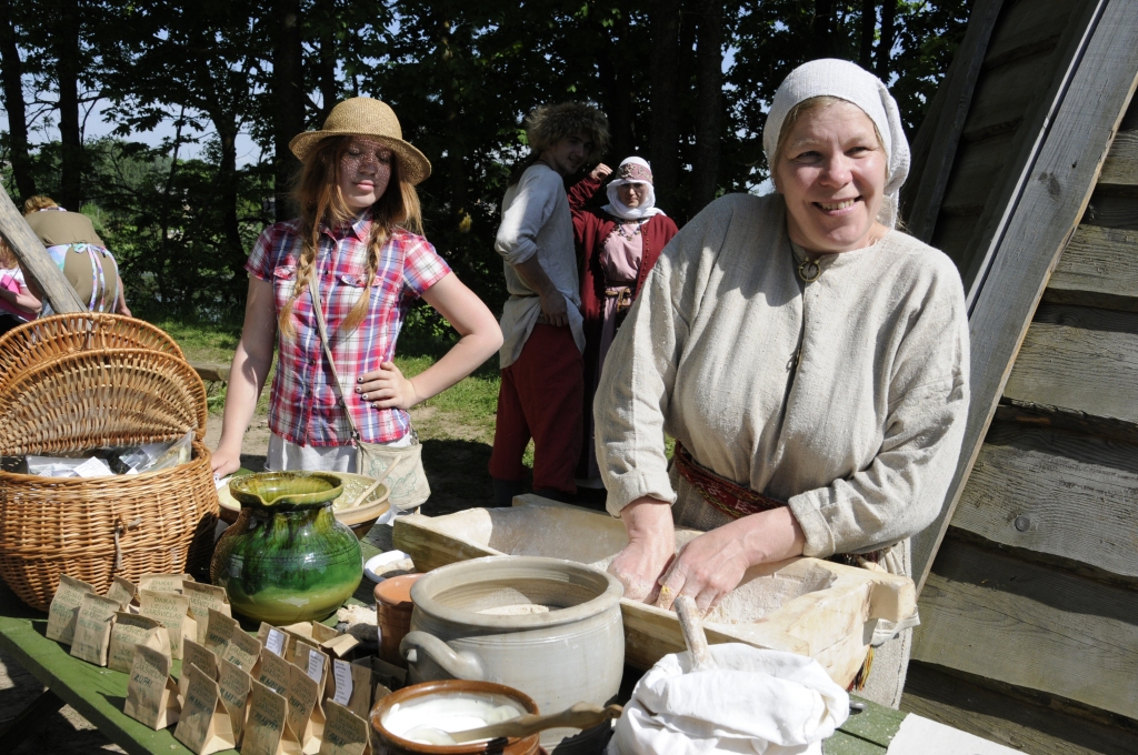 Daira Jātniece (no labās) ciemiņus iepazīstinās ar lauku sētu «Vaidelotes».
Autors: No «Bauskas Dzīves» arhīva.