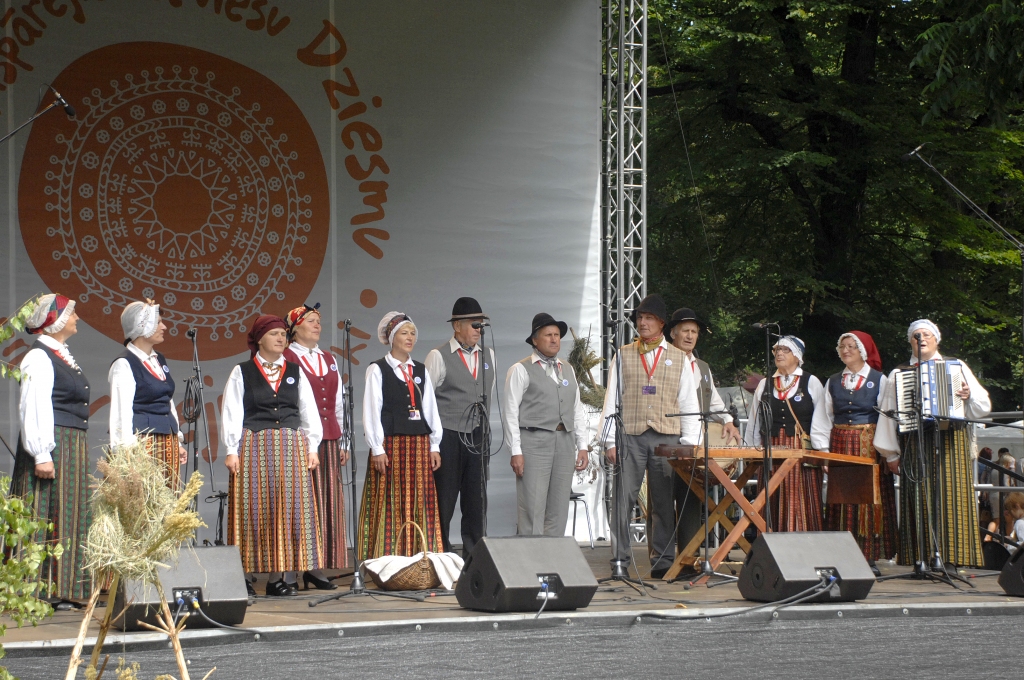 Vērmanes dārzā uzstājās folkloras ansambļi, tostarp folkloras kopa «Dreņģeri». 
Autors: Ivars Bogdanovs