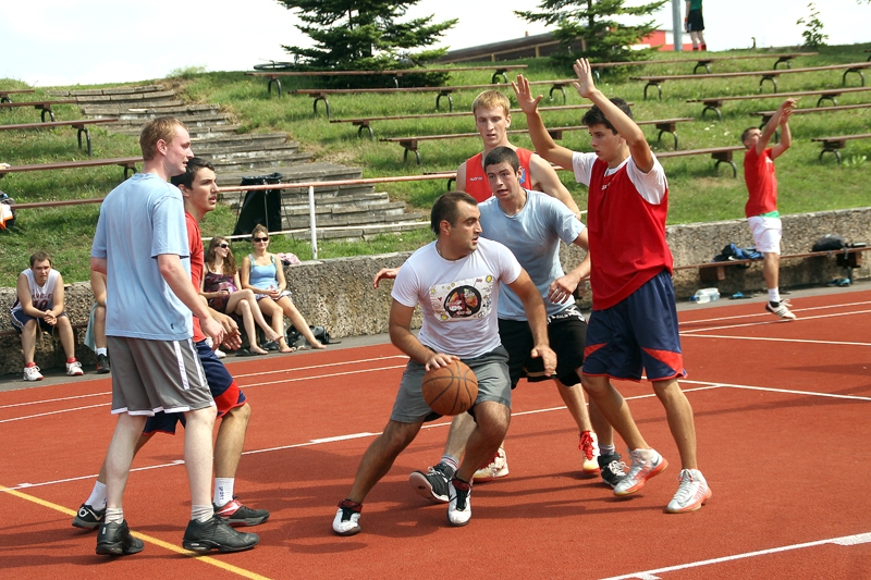 «Īslīce» (gaišajos tērpos) strītbola laukumā tiekas ar Vecumnieku novada Misas ciema «The Dundees» komandu.
Autors: Uldis Varnevičs