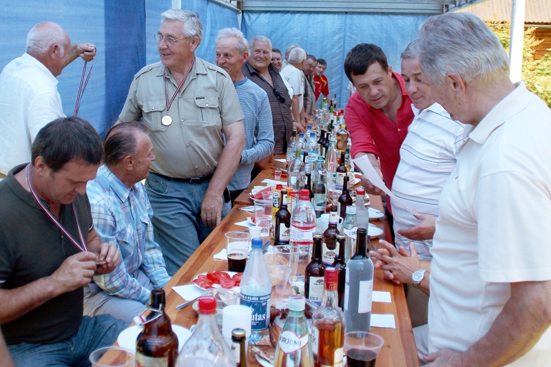 «Brīvās cīņas sportisti – piecelieties!» aicina pasākuma organizatori. Voldemārs Celms tikko pasniedzis piemiņas medaļu Pēterim Gabrilovičam (stāv pirmais no kreisās).
Autors: Uldis Varnevičs