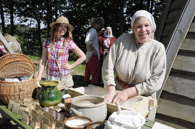 Daira Jātniece Codē ciemiņus iepazīstinās ar lauku sētu «Vaidelotes», savu garšaugu kolekciju un cienās ar pašas gatavotajiem rupja maluma miltu gardumiem.
Autors: no «Bauskas Dzīves» arhīva