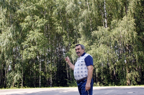 Nikolajs Ševirjovs norāda uz birztalu ciema malā, kur šopavasar krauķi trijās dienās izveidojuši vairāk nekā 20 ligzdu. No turienes tie pārņēmuši savā varā visu Uzvaras centru. 
Autors: Foto – Ivars Bogdanovs