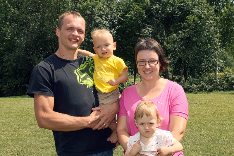 Aivars Petruševics kopā ar ģimeni – sievu Sintiju, dēlu Aleksi un meitu Helmu. 
Autors: Foto – Uldis Varnevičs