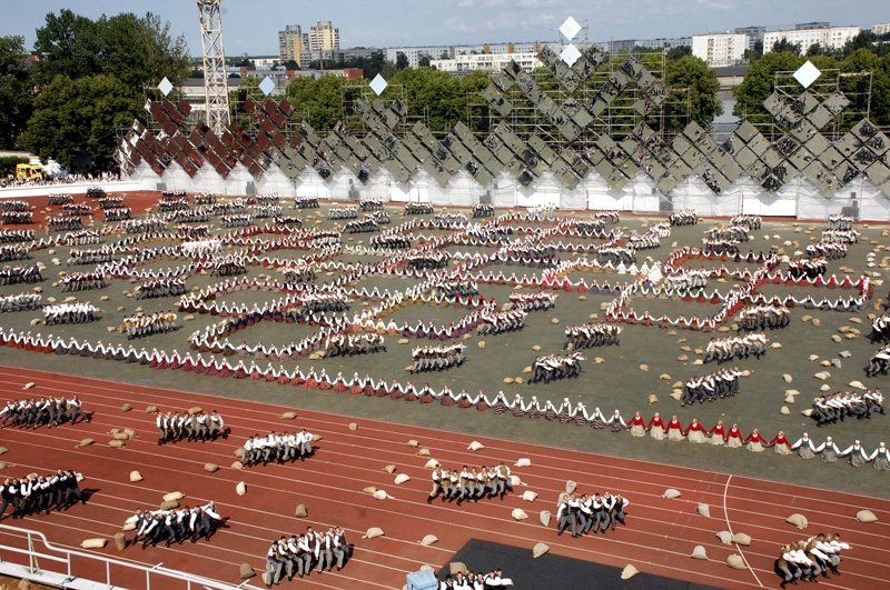 Deju lieluzvedumā «Tēvu laipas» latvju rakstus Daugavas stadionā veidoja 14 700 dalībnieku.
Autors: Foto – Ivars Bogdanovs