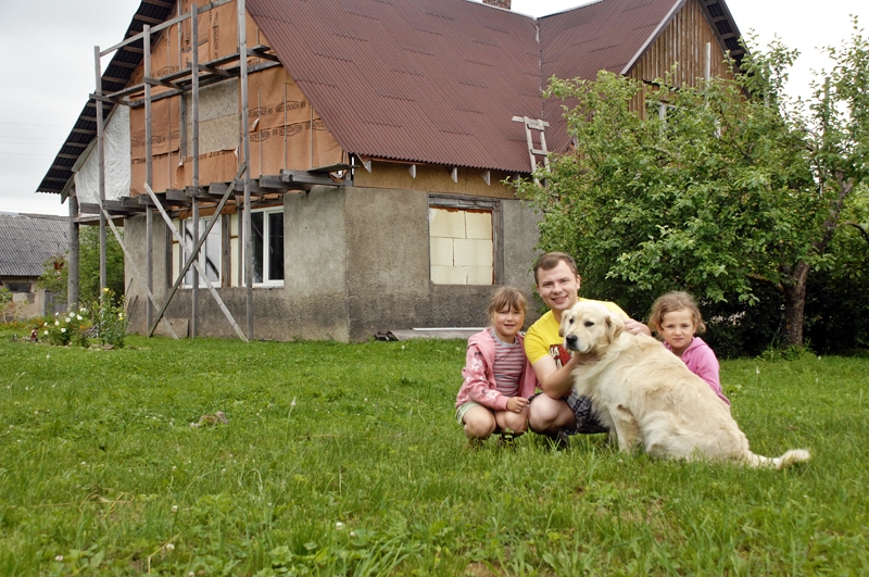 «Rītiņos», savā miera ostā, kopā ar brāļa meitām un mājas sargu Dorianu atpūšas viens no mājas saimniekiem Mārtiņš Gulbis.
Autors: Foto – Ivars Bogdanovs