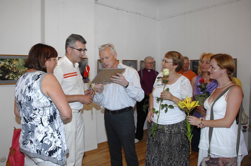Raiti Ābelnieku jubilejas izstādes atklāšanā sveic kolēģi no fotostudijas „Bauska”. 
Autors: Ivars Bogdanovs