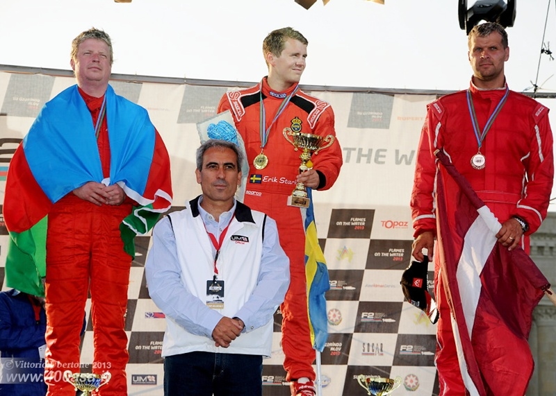 Uvis Slakteris ( no labās) pasaules čempionāta kopvērtējumā dala 3. – 5. vietu. 
Autors:  bakugrandprix.com