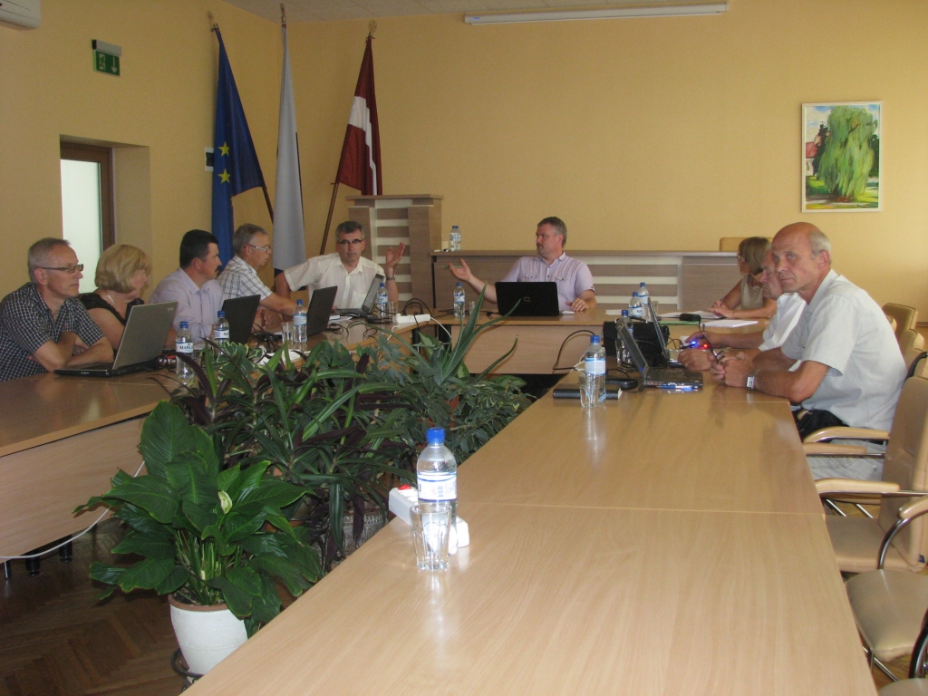 Mārtiņš Ruža vada pirmo Bauskas novada domes vides un attīstības komitejas sēdi. 

Autors: Vilnis Auzāns