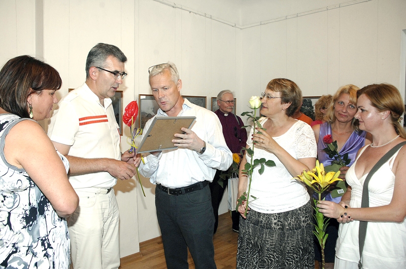 Raiti Ābelnieku jubilejas izstādes atklāšanā sveic kolēģi no fotostudijas «Bauska». 
Autors: Ivars Bogdanovs