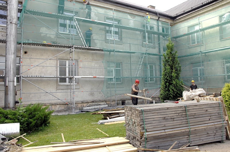 Bauskas slimnīcas ēkas renovāciju šomēnes sācis uzņēmums «Ekers». Izlietojot 116 356 latus, darbi jāpaveic četros mēnešos. 
Autors: Foto – Ivars Bogdanovs