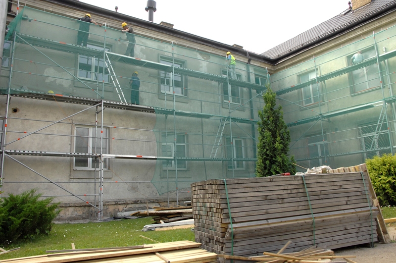 Bauskas slimnīcas ēkas renovāciju šomēnes sācis uzņēmums «Ekers». Izlietojot 116 356 latus, darbi jāpaveic četros mēnešos. 
Autors: Ivars Bogdanovs