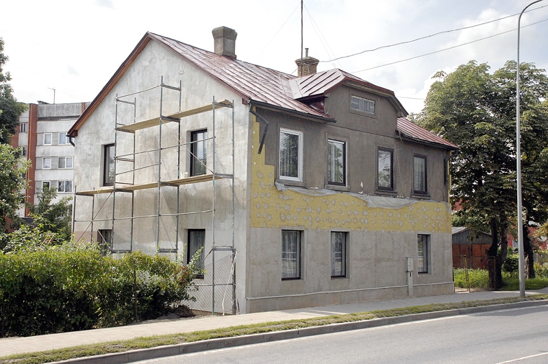 
Zaļajā ielā šogad būs par vienu sakoptu māju vairāk, turklāt remontdarbi ļaus ietaupīt līdzekļus nākotnē.
Autors: Foto – Ivars Bogdanovs
