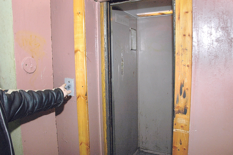 Jaunā lifta elektronika atbilst Eiropas standartiem, taču gaisa temperatūras amplitūda, šķiet, noregulēta ļoti piesardzīgi, pauž Iecavas tehniķi.
Autors: Foto no «Bauskas Dzīves» arhīva.