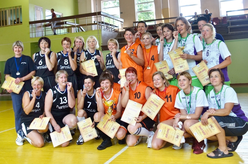 Bauskas un Rundāles novada basketbolistes pēc apbalvošanas neslēpa pacilātību, piekto reizi saņemot zelta medaļas. Vienības saliedētība un savstarpēja sapratne ir galvenais panākumu pamats.
Autors: no V. Veģeres albuma