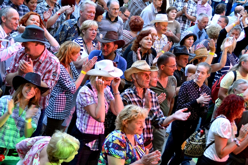 Festivāla apmeklētāji jūsmoja par Daga Adkinsa mūziku.
Autors: Foto – Kristaps Ābelnieks