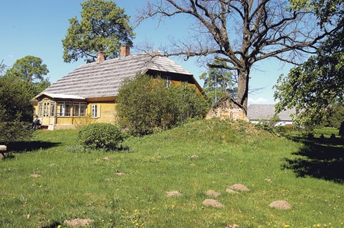 Viļa Plūdoņa muzejs Lejeniekos Ceraukstes pagastā ir iecienīta apskates vieta, un dzejnieka piemiņu rosina iemūžināt arī Bauskā.
Autors: Foto no «Bauskas Dzīves» arhīva.