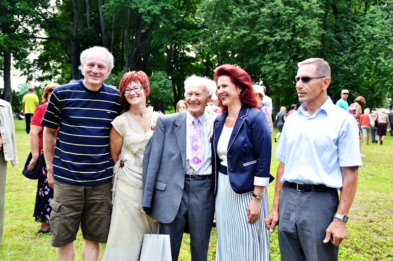 Puķkopis Jānis Vasarietis (centrā), tradīcijas dibinātājs, kopā ar svētku viesiem – Saeimas priekšsēdētāju Solvitu Āboltiņu, publicistu Daini Īvānu (no kreisās), kā arī Vecumnieku tautas nama vadītāju Valdu Kaufmani un novada domes priekšsēdētāju Rihardu Melgaili.
Autors: Foto – Kristaps Ābelnieks