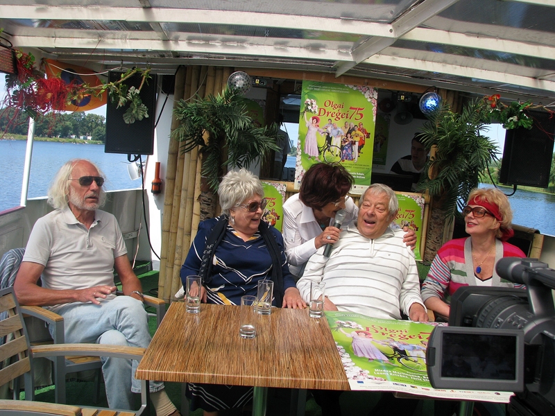 Olga Dreģe ar kolēģiem, jubilejas koncerta dalībniekiem Juris Strengu, Baibu Indriksoni, Leonu Krivānu un Mirdzu Martinsoni.
Autors: Vilnis Auzāns