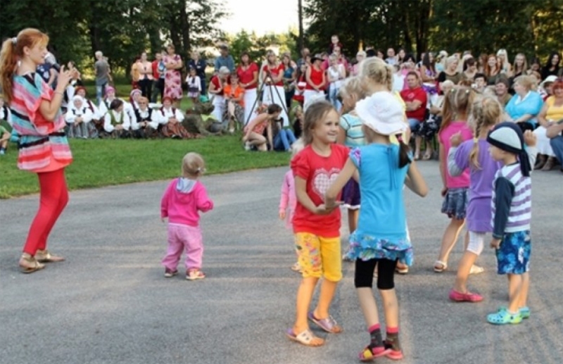Pērn Bauskas novada svētkos Dāviņos dziedāja Sabīne Berezina, kura aicināja bērnus kāpt uz skatuves un dejot. 
Autors: no «Bauskas Dzīves» arhīva