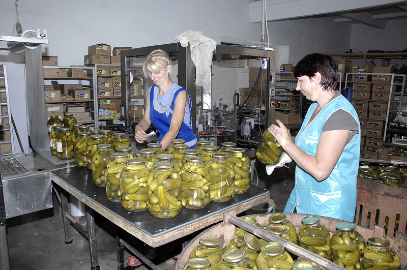 Ilvija Līruma (no kreisās) un Tatjana Zemļanska, SIA «Kronis» strādnieces, līmē etiķetes uz burkām.
Autors: Foto – Ivars Bogdanovs