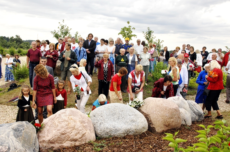 Pieci laukakmeņi Likteņdārzā iezīmē piemiņas vietu represijās cietušajiem sportistiem.
Autors: Foto – Ivars Bogdanovs