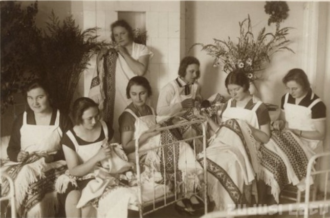 Kaucmindes mājturības semināra audzēknes. 1928. gadā uzņemta fotogrāfija.
Autors: zudusilatvija.lv