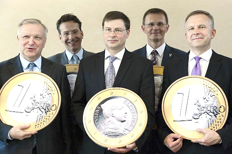 Latvijas amatpersonas Valdis Dombrovskis (vidū), Andris Vilks un Ilmārs Rimšēvičs svin pievienošanās lēmumu eirozonai kopā ar EK viceprezidentu Olli Rēnu (no kreisās) un Eirogrupas prezidentu Jerūnu Dijselblūmu.
Autors: FOTO – EIROPAS KOMISIJAS PRESES SERVISS