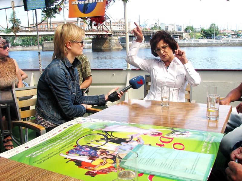 Olgu Dreģi uz kuģīša «Vecrīga» klāja intervē Latvijas Televīzijas žurnāliste baušķeniece Madara Rudzīte. 
Autors: Foto – Vilnis Auzāns