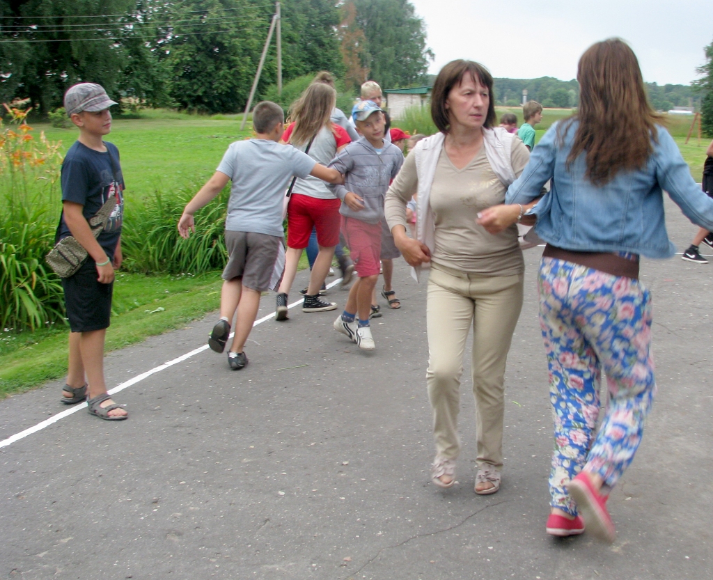 Pēc saspringtām prāta spēlēm nometnes dalībnieki līdz ar tās organizatori Ingu Bernāti iesaistījās jautrās rotaļās.
Autors: Vilnis Auzāns