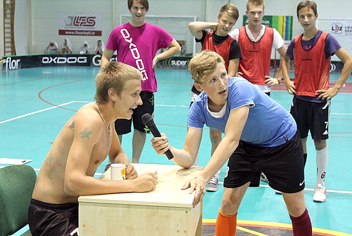 Baušķenieks Rolands Kovaļevskis (ar mikrofonu) vakara izklaides  laikā iejūtas sporta žurnālista lomā.
Autors: Foto – Lauma Ieveniece