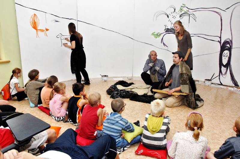 Bauskas novada bērni nometnē ar prieku seko līdzi zīmējumu teātra izrādei «Vilks».
Autors: Foto – Ivars Bogdanovs